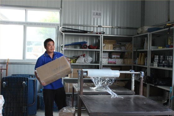 英百捷物流水坡操作部（货运）司机缠膜1